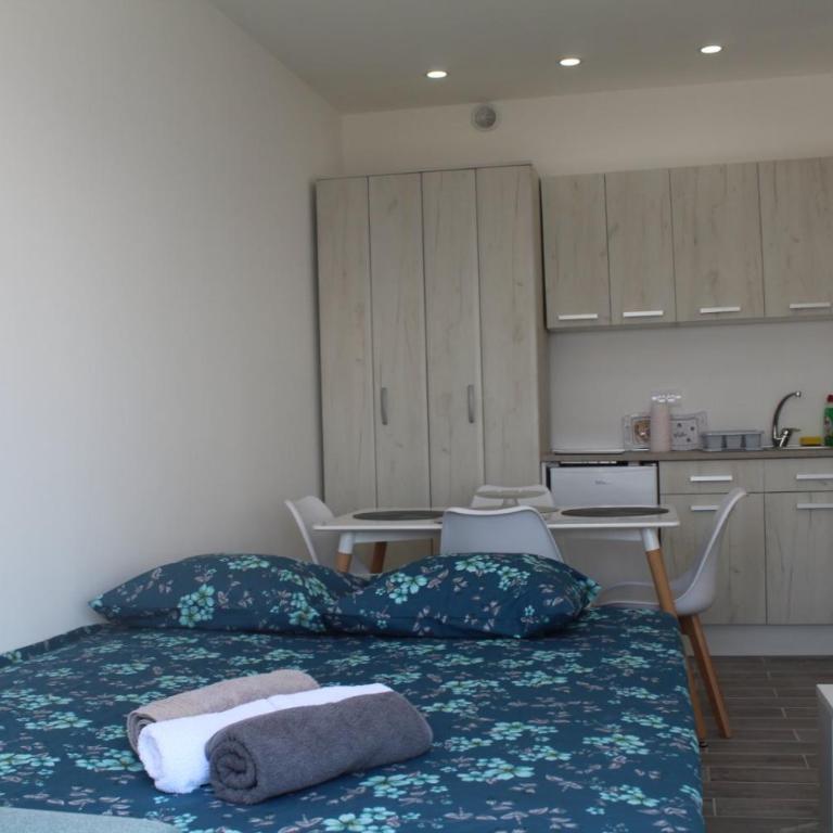 El Mar Apartments - Studio - 1