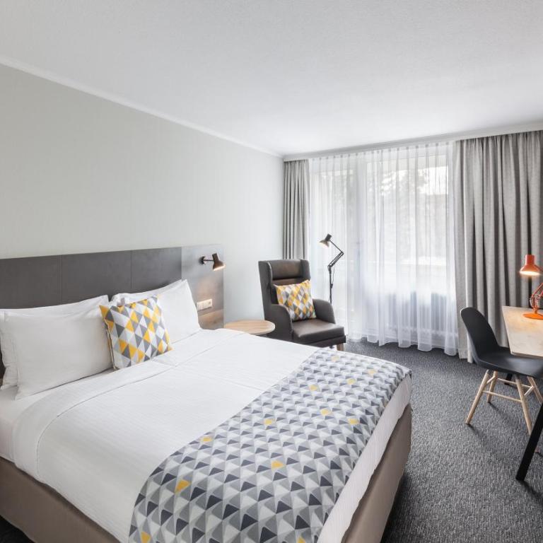 Holiday Inn Munich - South by IHG - Standard Zimmer mit Queensize-Bett und Balkon - 4