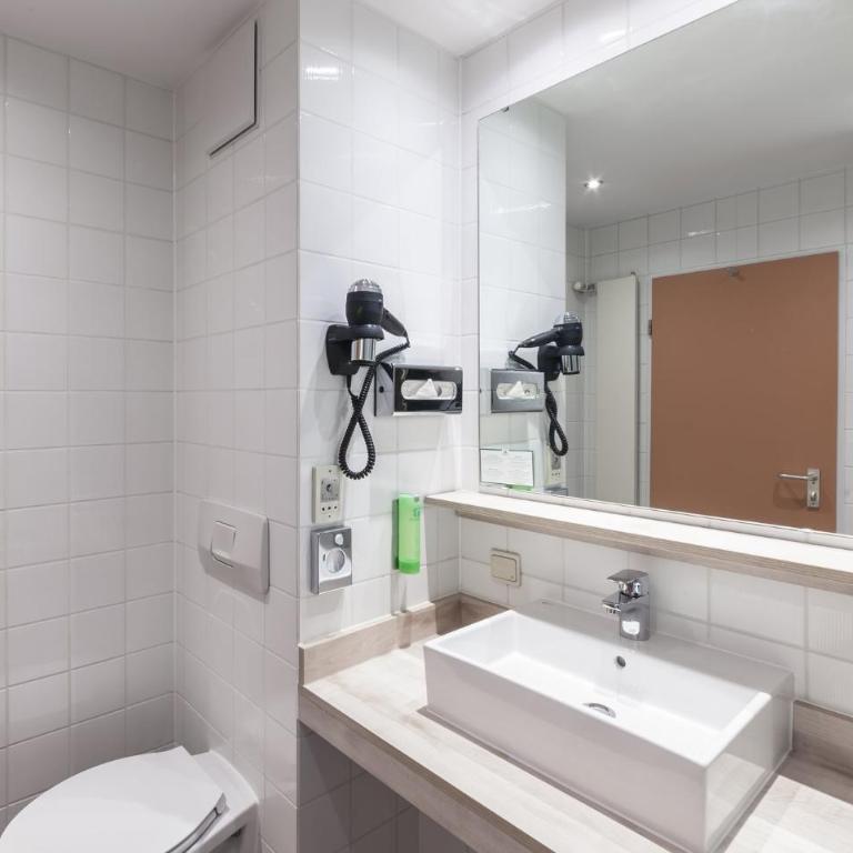 Holiday Inn Munich - South by IHG - Premium Zimmer mit Kingsize-Bett und Balkon - 7