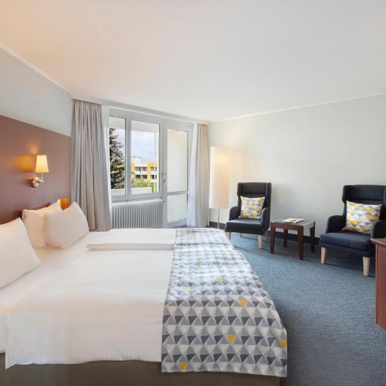 Holiday Inn Munich - South by IHG - Premium Zimmer mit Kingsize-Bett und Balkon - 6