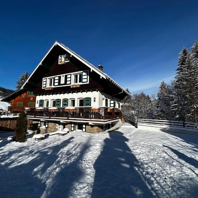 Chalet moderne et spacieux à Megève, 5 chambres, jacuzzi, salle TV, proche centre et remontée mécanique - FR-1-569-119 - Chalet - 1