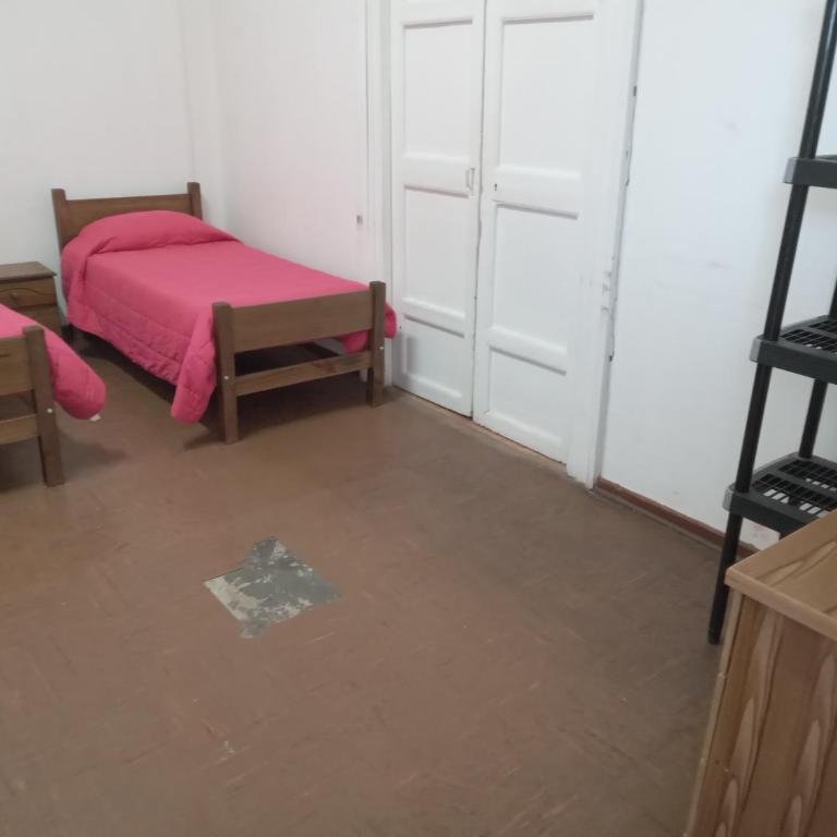 Hostal 4 Estaciones - Habitación Cuádruple Económica con baño compartido - 11