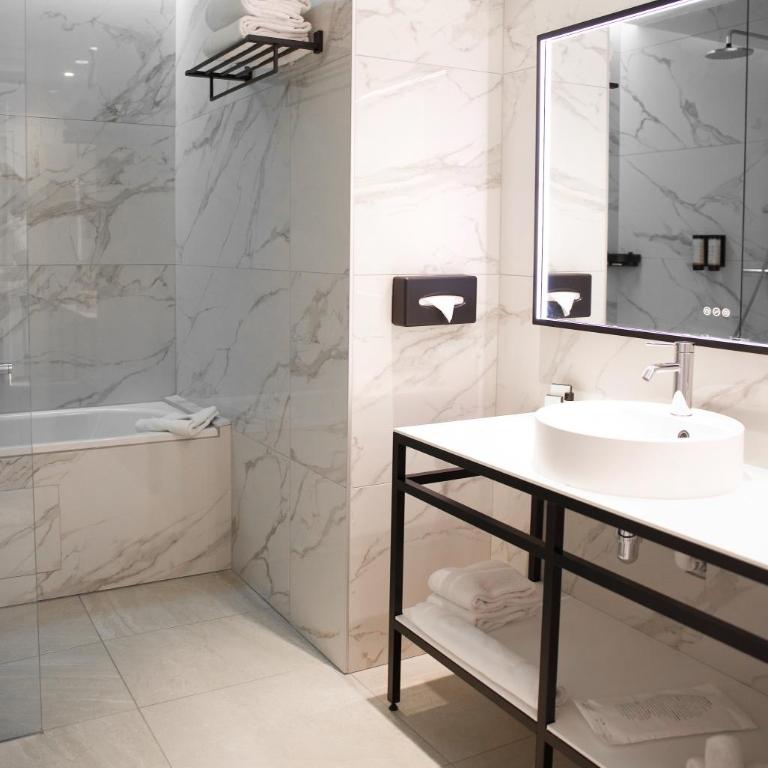 Le Grand Hôtel Grenoble, BW Premier Collection by Best Western - Chambre Lit King-Size Prestige avec Balcon - 8