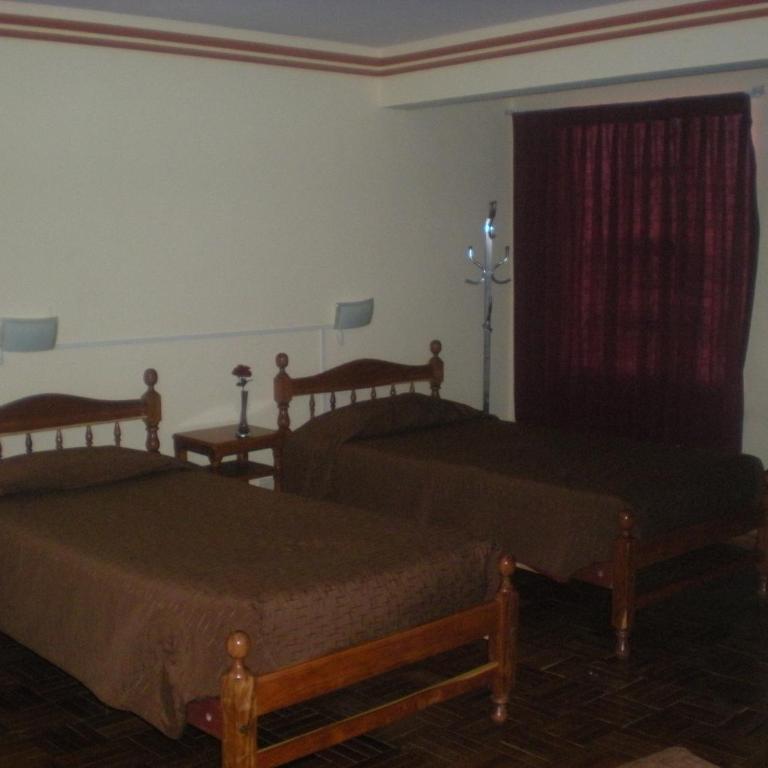 Julia Plaza Hotel - Twin Room with Shared Bathroom - 6