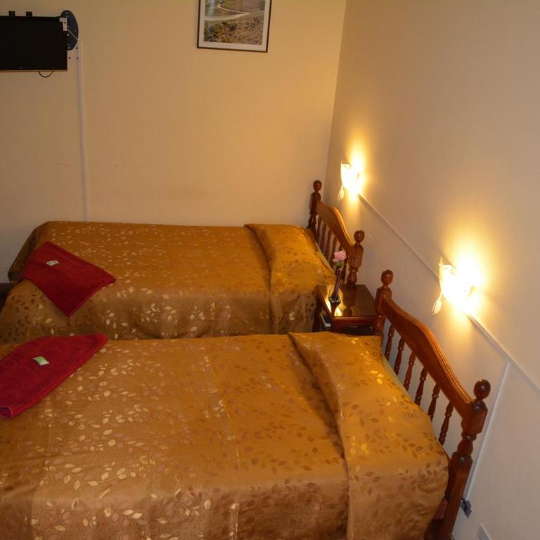 Julia Plaza Hotel - Twin Room with Private Bathroom - 6