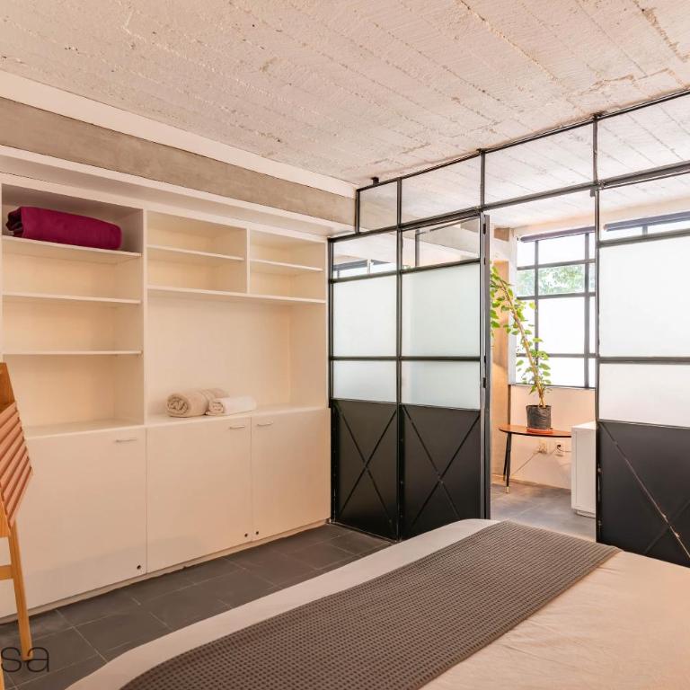 Comfortable Apt. w/ Terrace & Lovely Lighting 101 - Two-Bedroom Apartment - 17