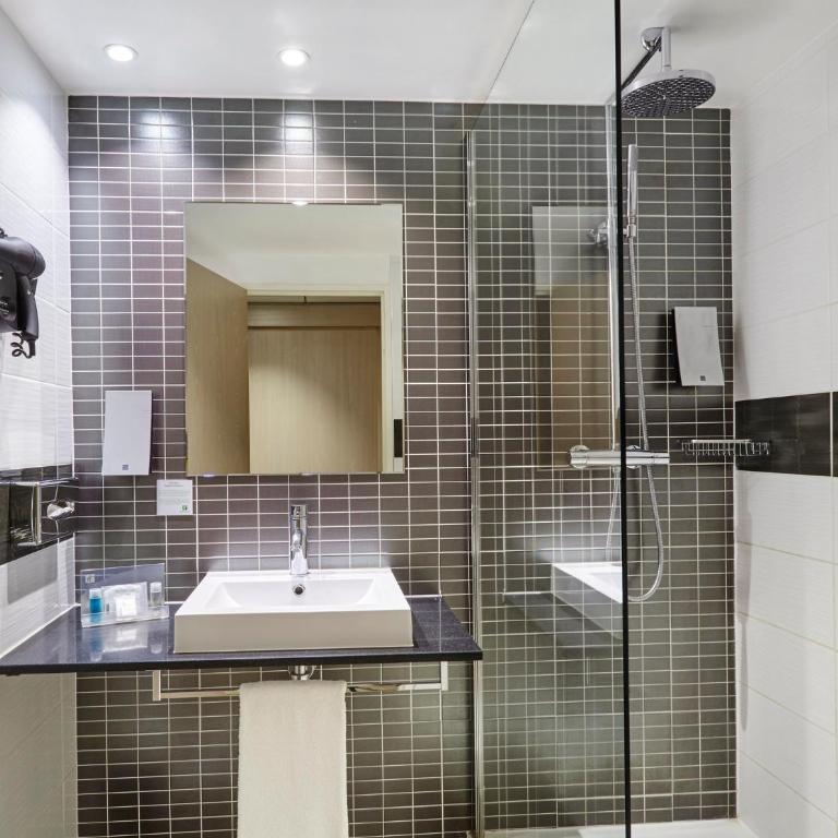 Holiday Inn Toulon City Centre by IHG - Chambre Standard Lit Queen-Size - 1