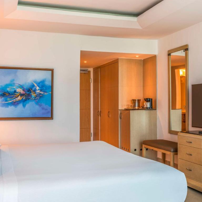 Hilton Cartagena - Habitación con cama extragrande y vistas a la ciudad - 1