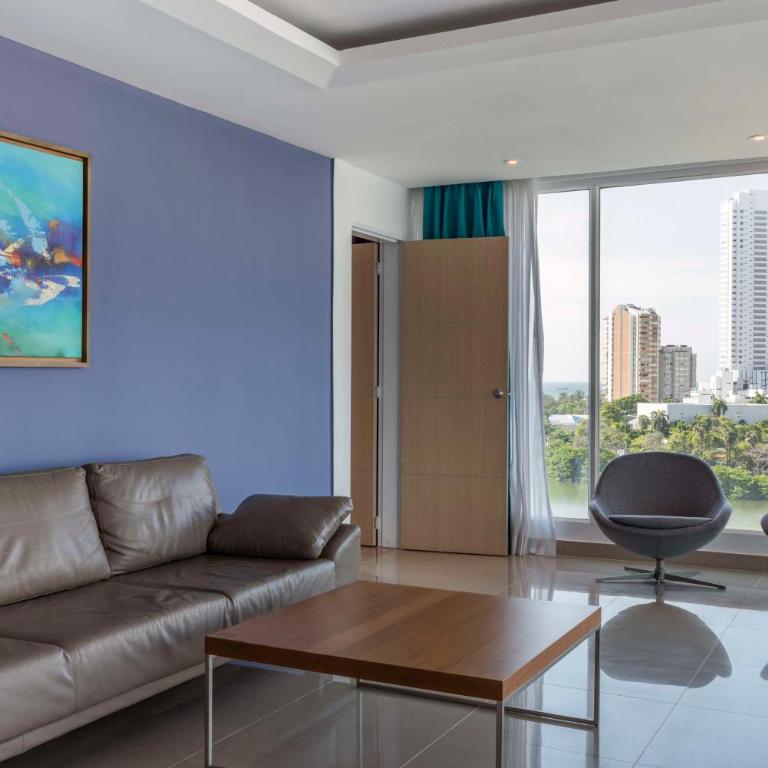 Hilton Cartagena - Suite Doble con salón y vistas a la ciudad - 2 camas grandes - 5