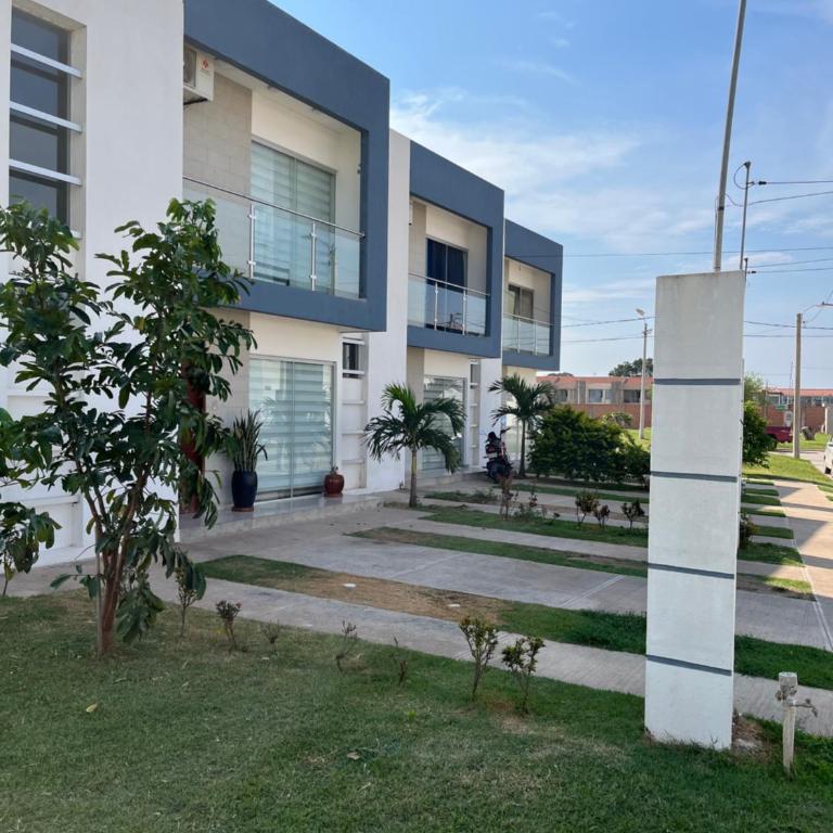 DEPARTAMENTO Y CONDOMINIO RECIEN CONSTRUIDO 2023 zona norte cerca UCEBOL - Apartamento de 2 dormitorios - 62