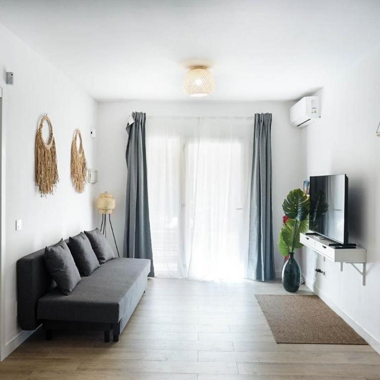 Playa, piscina y relax en este coqueto apartamento en Nerja - One-Bedroom Apartment - 3