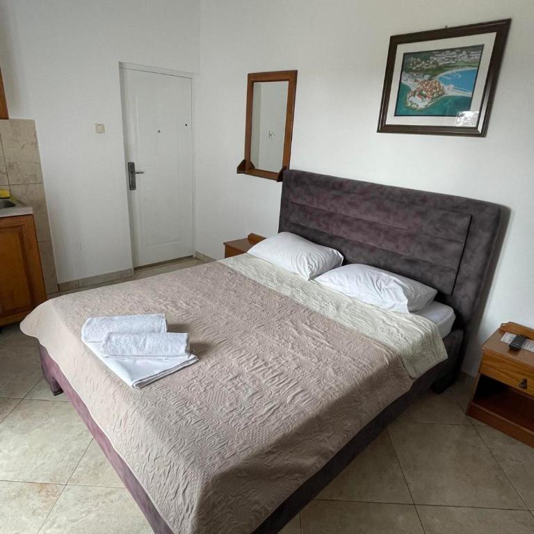 Lantana - Double Room with Balcony - 3