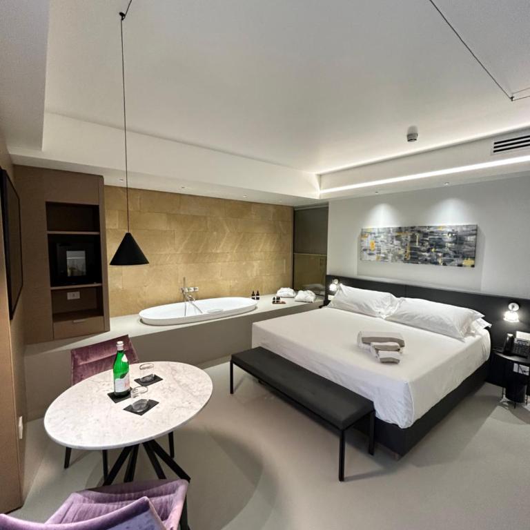 Palazzo Sangiorgio - King Room with Spa Bath - 1