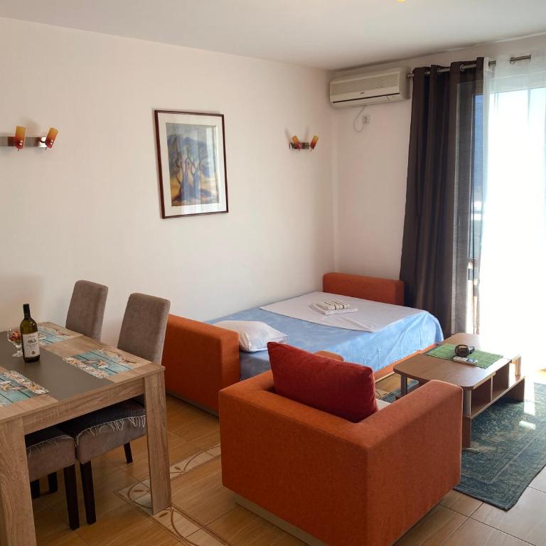 BLUE EYES SAILORS - One-Bedroom Apartment - 5
