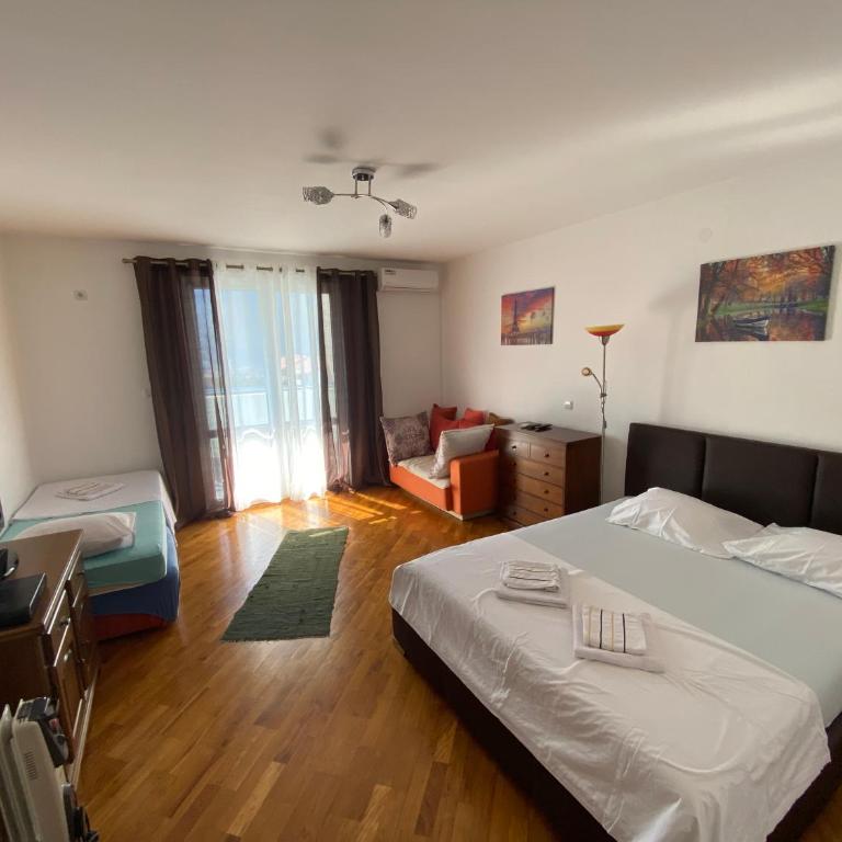 BLUE EYES SAILORS - One-Bedroom Apartment - 3