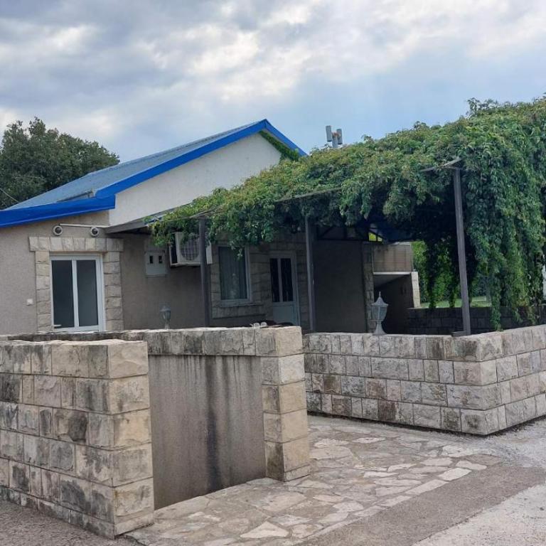 Apartments Airport Golubovci - One-Bedroom Apartment - 2