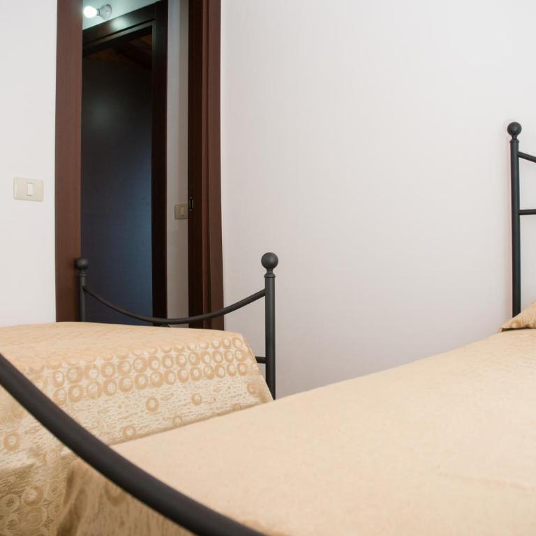 Hotel Donna Carmela Sede Unica a Sciacca - Camera Familiare con Doccia - 3