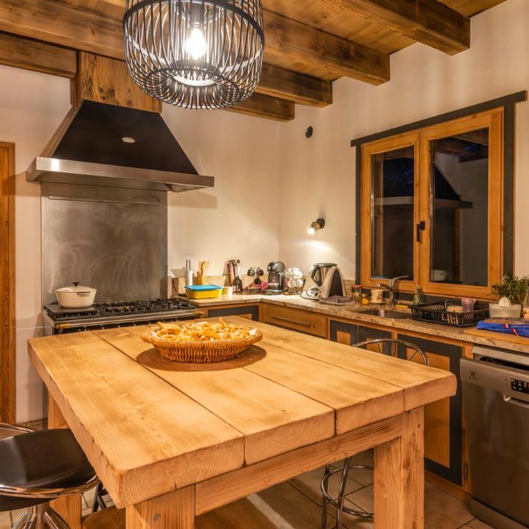 Chalet savoyard d'exception avec piscine chauffée - Chalet - 24