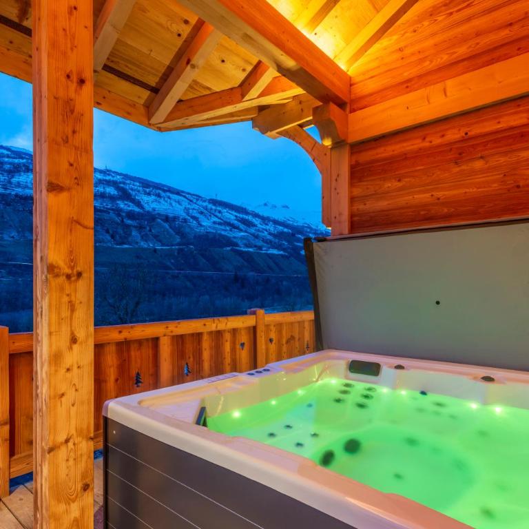 Chalet savoyard d'exception avec piscine chauffée - Chalet - 6