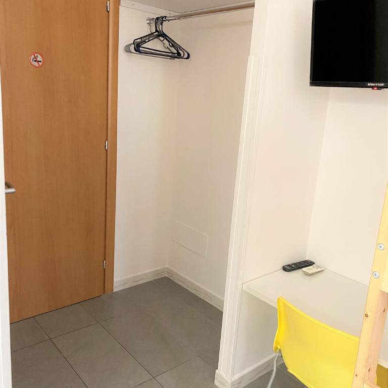 St Peter Rooms - Family Room with Private Bathroom - 16