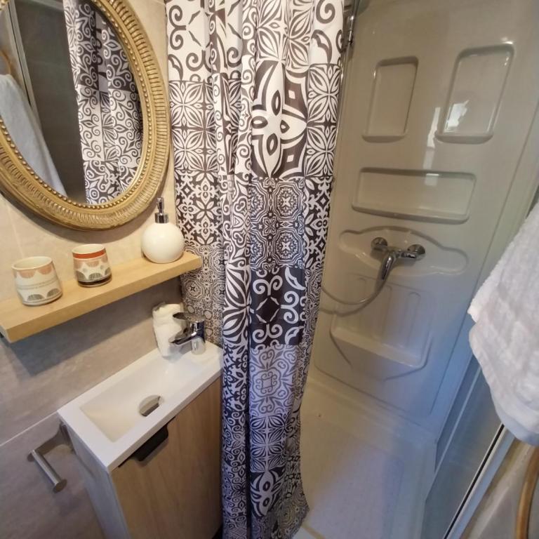 Petit studio dans la prairie - Chambre Lit King-Size - Vue sur Jardin - 6