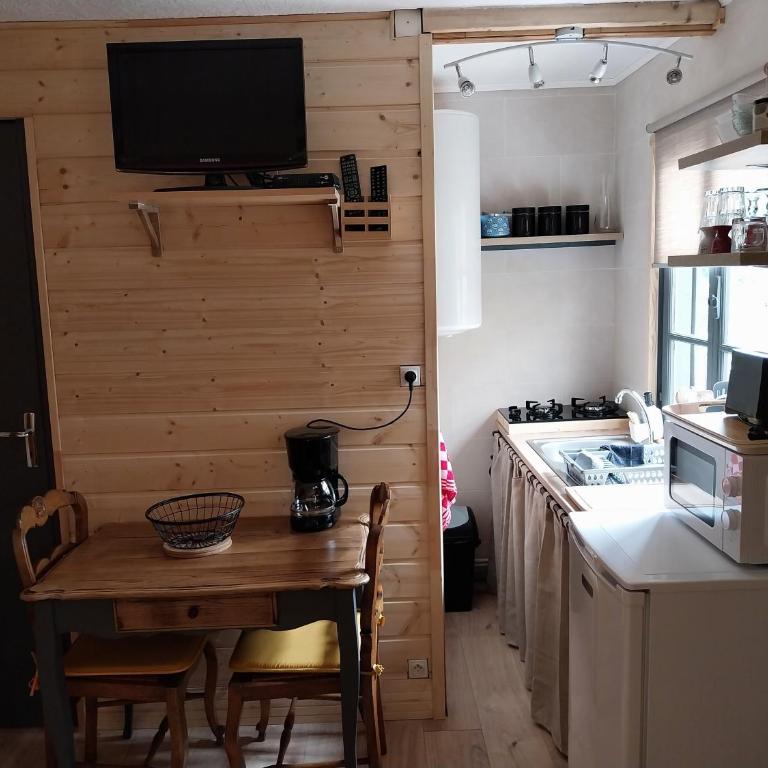 Petit studio dans la prairie - Chambre Lit King-Size - Vue sur Jardin - 7