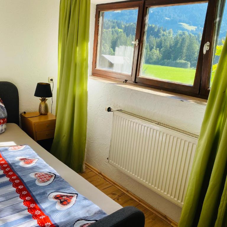 Steinbock Bed & Breakfast - Dreibettzimmer mit Bergblick - 1