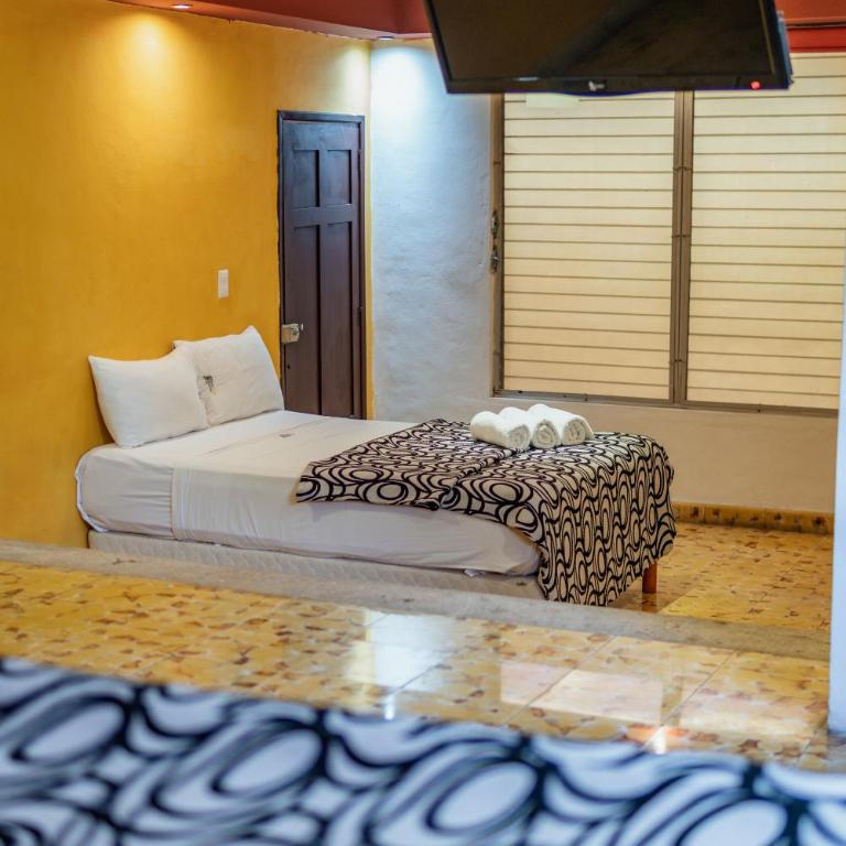 Hotel Santiago - Standard Triple Room - 11