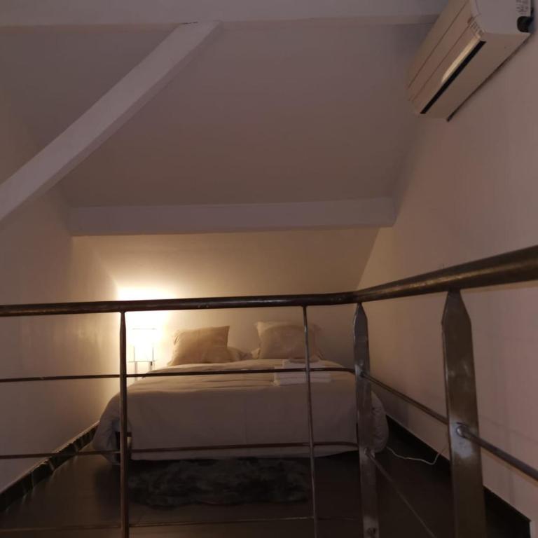 Duplex 3 pièces 4 couchages au Suquet à 2 mn à pied du port de Cannes, du centre, de la mer et du palais des festival - Appartement 2 Chambres - 15