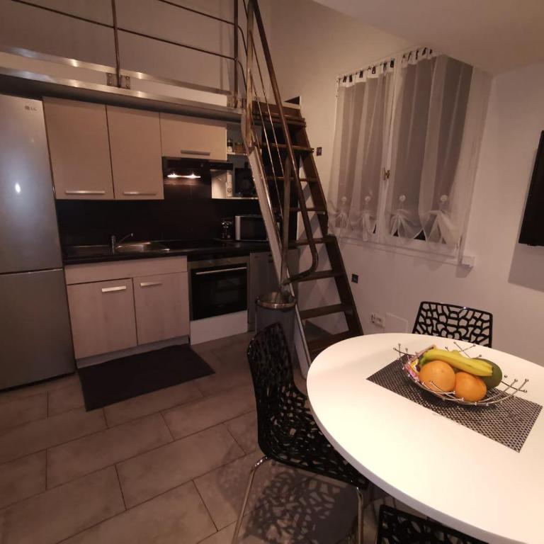 Duplex 3 pièces 4 couchages au Suquet à 2 mn à pied du port de Cannes, du centre, de la mer et du palais des festival - Appartement 2 Chambres - 9