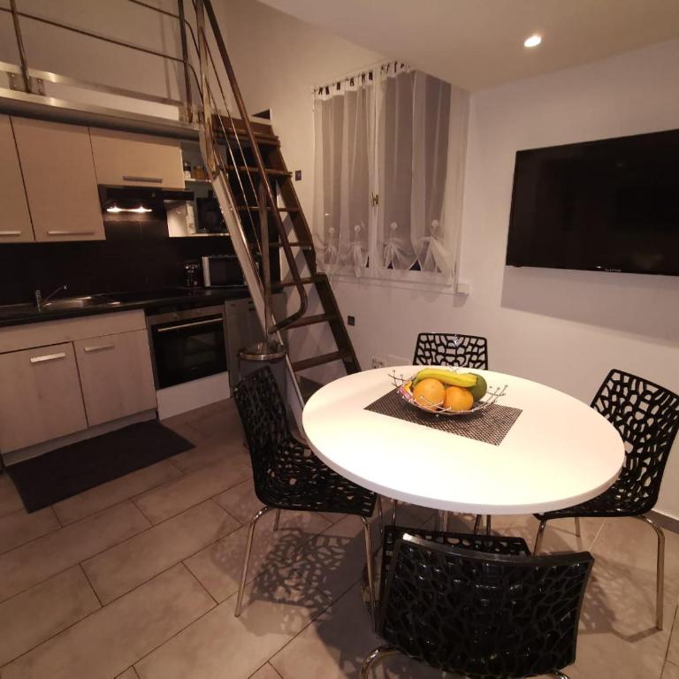 Duplex 3 pièces 4 couchages au Suquet à 2 mn à pied du port de Cannes, du centre, de la mer et du palais des festival - Appartement 2 Chambres - 12