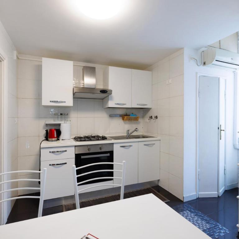 Gesù e Maria Balcony Apt at Spanish Steps - Appartamento con 2 Camere da Letto - 77