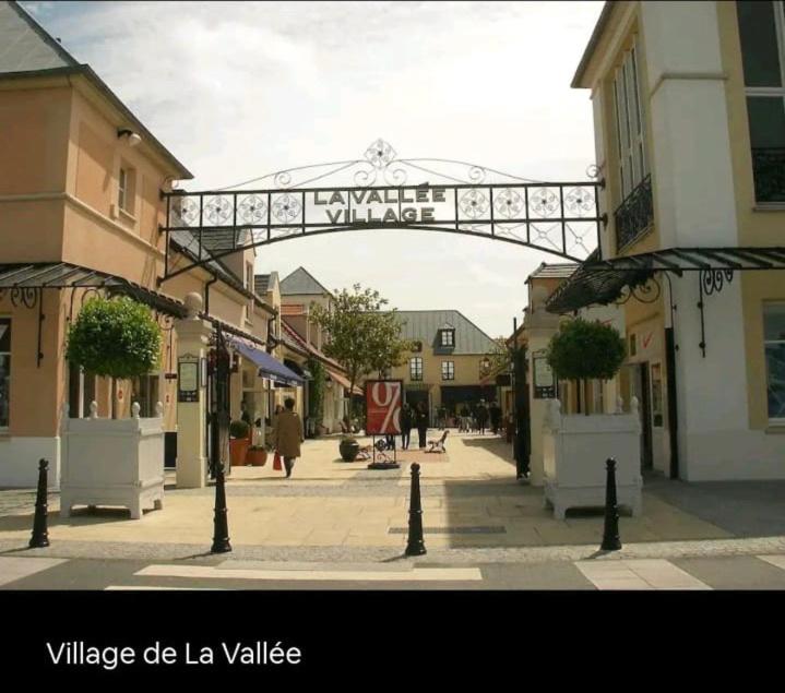 appartement 2 pièces 5min gare val d'Europe parking inclus - Appartement 1 Chambre - 25