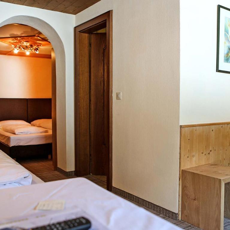 Gasthof Pension Madseiterhof - Familienzimmer mit Balkon (2 Erwachsene + 2 Kinder) - 5