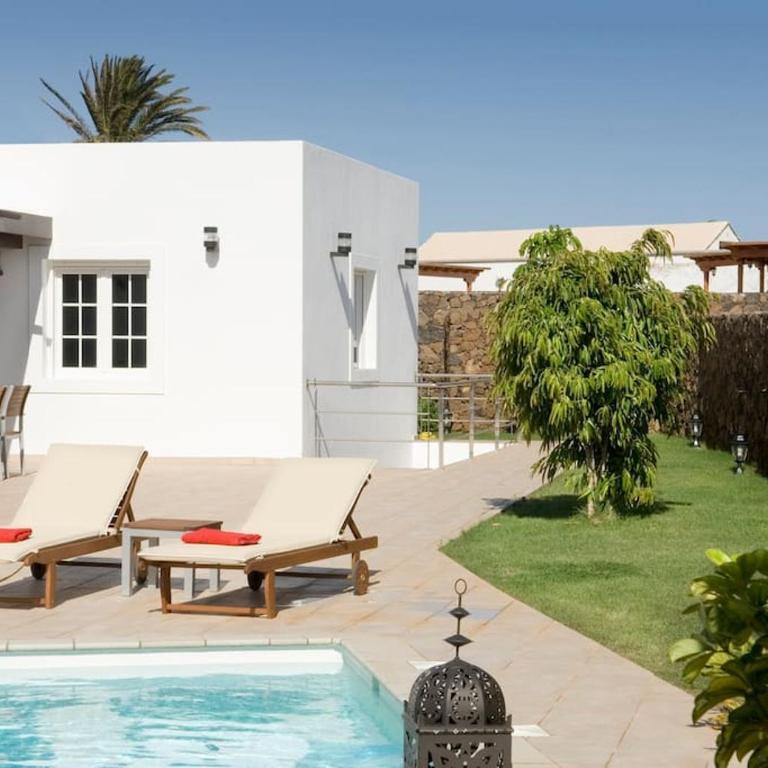 Beautiful Villa Ambar - Three-Bedroom Villa - 2