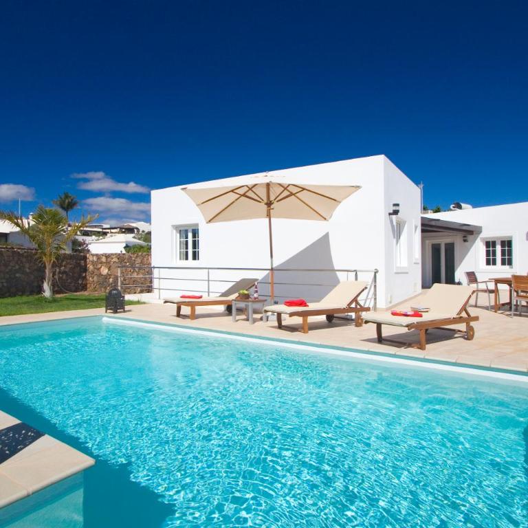 Beautiful Villa Ambar - Three-Bedroom Villa - 3