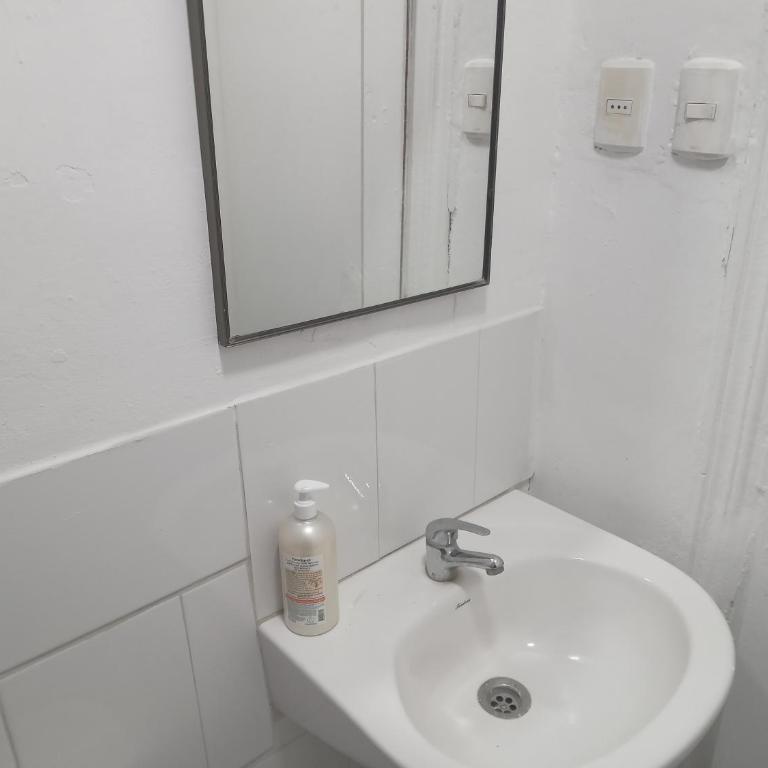 Hostal 4 Estaciones - Habitación Cuádruple Económica con baño compartido - 17