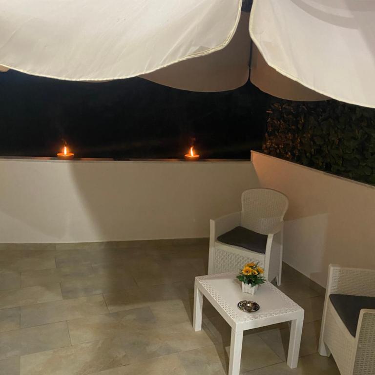 Holiday House Fifteen - Triple Room with Private Bathroom - 10