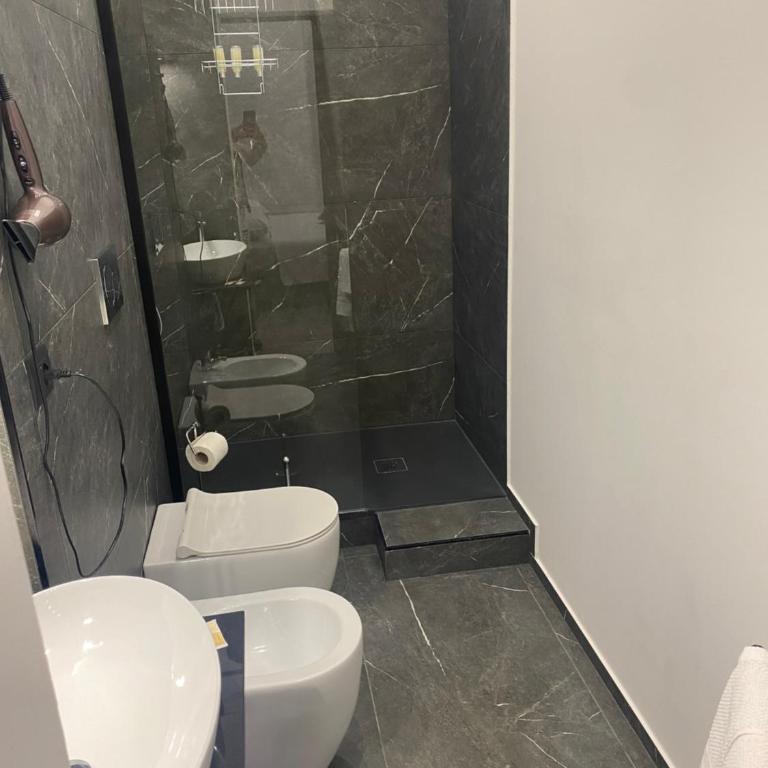 Holiday House Fifteen - Triple Room with Private Bathroom - 5