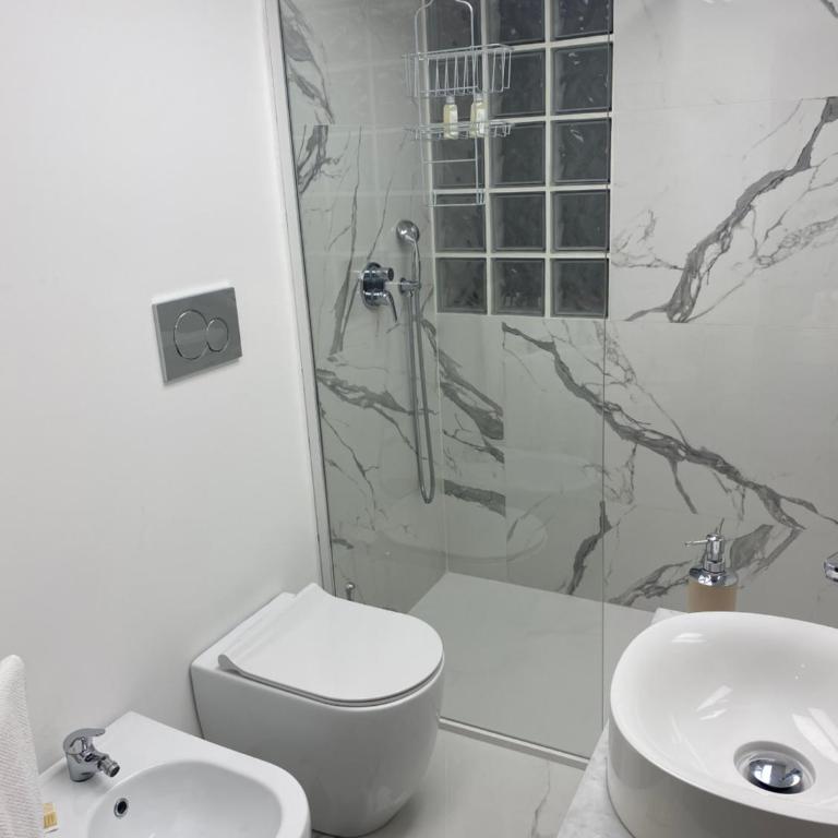 Holiday House Fifteen - Triple Room with Private Bathroom - 9