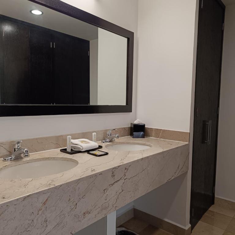 La Quinta by Wyndham Puebla Palmas Angelopolis - Suite Governor con 2 camas dobles y vistas a la ciudad o a la montaña - No fumadores - 1