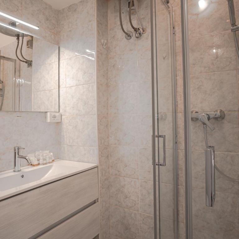 [Free WiFi & Netflix] Roiano Elegant Apartment - One-Bedroom Apartment - 14