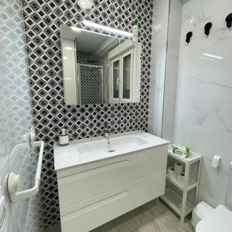 Apartamento a 50 m del mar con aire acondicionado y WiFi, Ideal familias,parejas - Apartamento de 1 dormitorio - 28