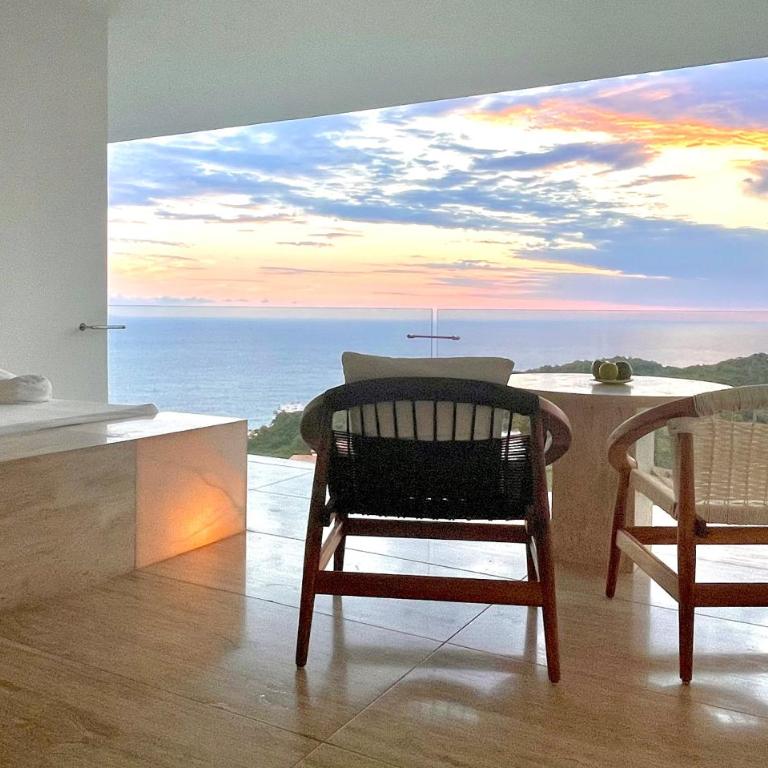 Encanto Acapulco - Suite con cama grande y balcón - 3