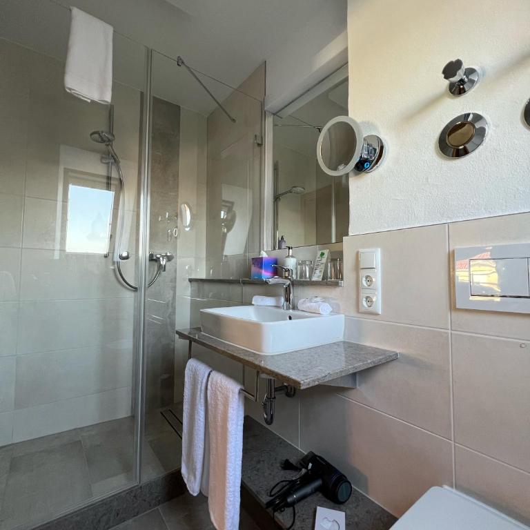 Hotel Prinz - Zimmer mit Queensize-Bett - 14