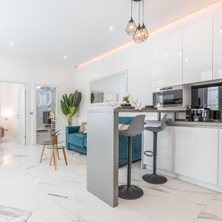 LB Vacation Rentals I Renovated Apt Minutes from Beach - Palais - 30m2 Terrace - Apartamento de 1 dormitorio - 20