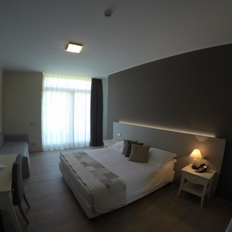 Tullio Hotel - Chambre Familiale (2 Adultes + 2 Enfants) - Vue Latérale sur Lac - 2