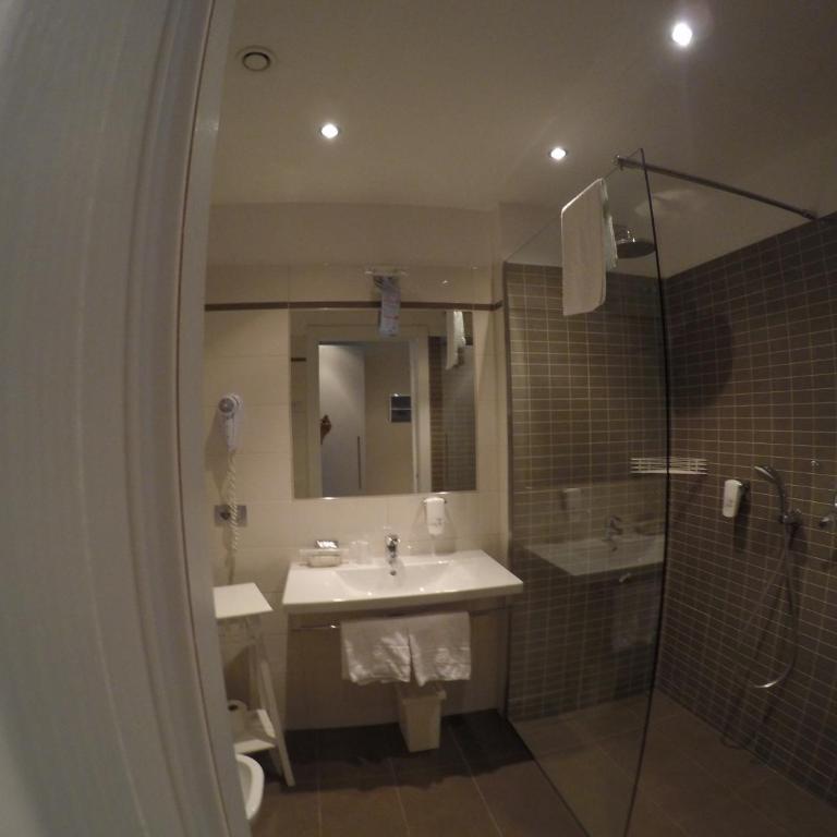 Tullio Hotel - Chambre Familiale (2 Adultes + 2 Enfants) - Vue Latérale sur Lac - 3