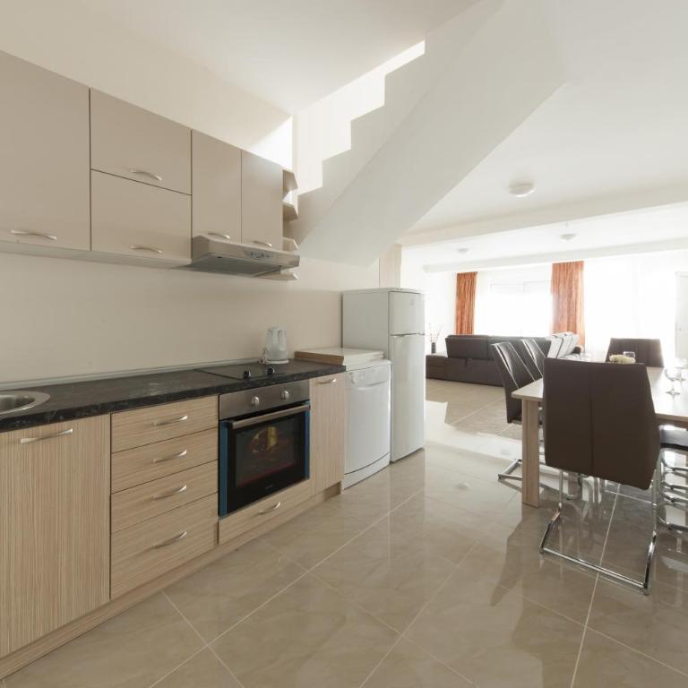 Berg Apartments - Two-Bedroom Apartment with Terrace and Sea View - 16