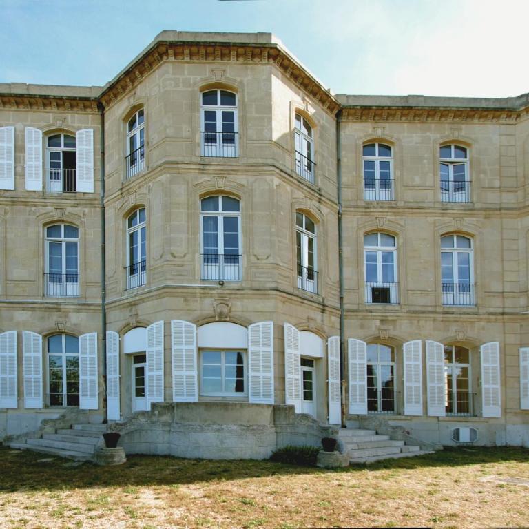 Auberge de Jeunesse HI Marseille Bois-Luzy - Chambre avec 2 Lits Superposés - Salle de Bains Commune - 1